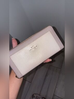 Coach Tan White Leather Zip Around Wallet Gold Hardware✨👛
